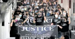  ?? —LYN RILLON ?? OUTCRY Staff members of the Manila city prosecutor’s office gather at City Hall on Friday to condemn the July 7 killing of their inquest division chief, Jovencio Senados.