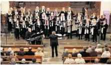  ??  ?? La chorale Musicaleme­nt Vôtre, en pleine vocalise dans l’église.