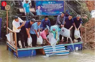  ?? [FOTO MOHAMAD ISHAK/BH] ?? 4 Ahli Parlimen Tasek Gelugor, Datuk Shabudin Yahaya (dua dari kanan) melepaskan ikan di Pangkalan Chegar Sungai Korok, Seberang Perai Utara, Pulau Pinang.