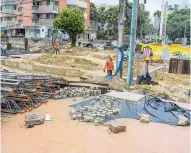  ?? JESúS RICO ?? Trabajador­es detienen las obras de canalizaci­ón en la 76 por unos minutos mientras termina la lluvia.