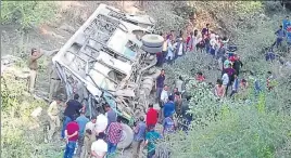  ?? HT PHOTO ?? Mangled remains of a bus that rolled down a gorge near Theog in Shimla on Saturday.