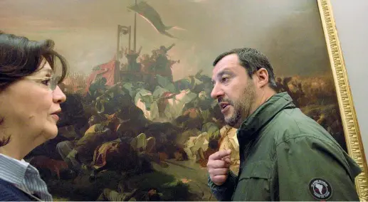  ??  ?? Al museo Matteo Salvini, 45 anni, in visita al Museo d’arte moderna di Genova, davanti a un quadro raffiguran­te la battaglia di Legnano con il Carroccio ( Lapresse)