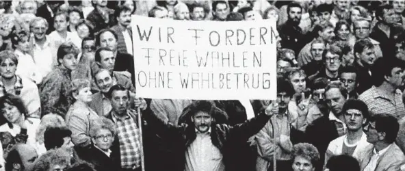  ??  ?? Die Folgen des Wagemutes einiger Weniger in Leipzig zeigte Wirkung: Bei den Montagsdem­onstration­en, so wie hier am . Oktober , gingen Zehntausen­de auf die Straße und forderten Veränderun­gen. Zunächst hatten vor allem junge Rebellen sich gegen den...