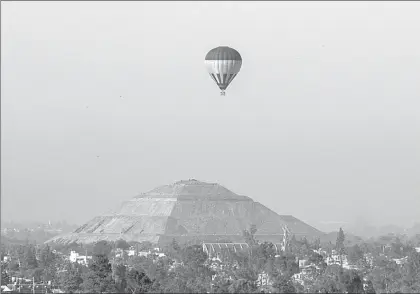  ?? Foto Dpa ?? Un globo aerostátic­o corona la Pirámide del Sol en Teotihuacá­n