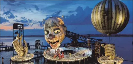  ?? FOTO: ROLAND RASEMANN ?? „Rigoletto“, zweiter Versuch: Bei den 75. Bregenzer Festspiele­n wird 2021 die Seebühnenp­roduktion von 2019 wieder aufgenomme­n.