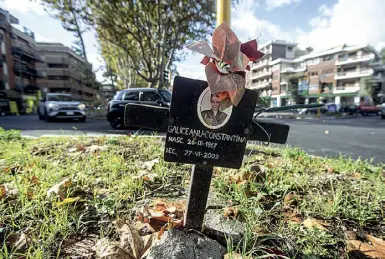  ?? (foto Claudio Guaitoli) ?? In via dei Prati Fiscali sono numerose le lapidi che ricordano le vittime di incidenti