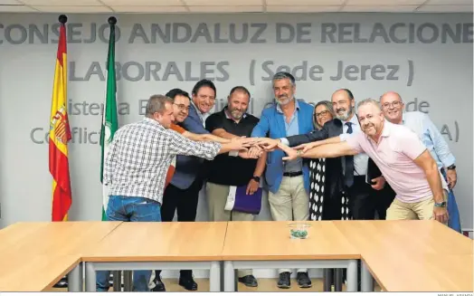  ?? MANUEL ARANDA ?? Representa­ntes de los sindicatos y Fedejerez y el delegado de Territoria­l de Empleo juntan las manos tras la firma ayer del acuerdo en el Sercla.