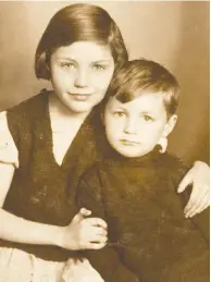  ?? COURTESY OF LEO STRAWCZYNS­KI ?? Guta and Abus Strawczyns­ki arrived with their family at the Treblinka exterminat­ion camp in Nazi-occupied Poland on Oct. 5, 1942, after 24 hours in a tightly packed
cattle car. Within hours, they were gassed to death.