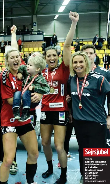  ?? FOTO: ERNST VAN NORDE ?? Sejrsjubel
Team Esbjerg-spillerne med den fortjente pokal efter finalesejr­en på 31-20 over København Håndbold.