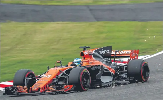  ?? FOTO: EFE ?? El motor Honda del MCL32 de Fernando Alonso volvió a darle un disgusto al asturiano, que quedó relegado a la última plaza de la parrilla de salida al sufrir una sanción de 35 puestos