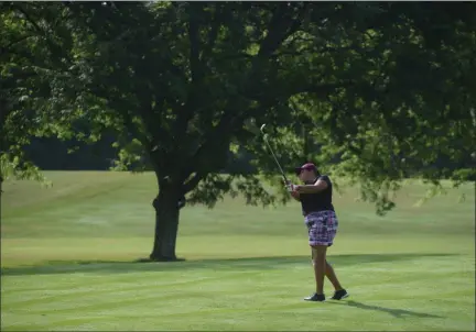  ?? TANIA BARRICKLO-DAILY FREEMAN ?? Amber Pennington observes a shot at Wiltwyck Golf Club on Friday. Heading into Sunday’s final round of the Ulster County Women’s Golf Associatio­n championsh­ip, Pennington held a 10-shot lead.