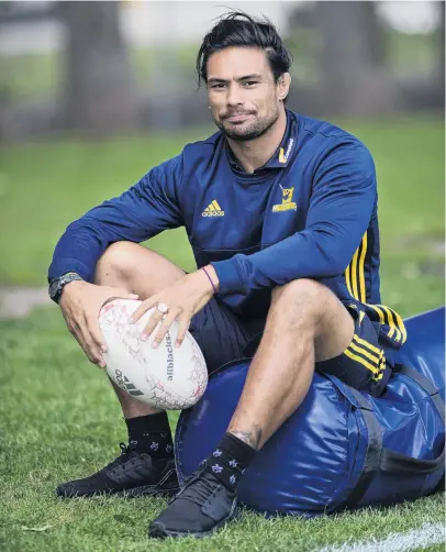 ?? PHOTO GERARD O’BRIEN ?? Grounded . . . Highlander­s assistant coach Shane Christie takes a break during a training session at Logan Park yesterday.