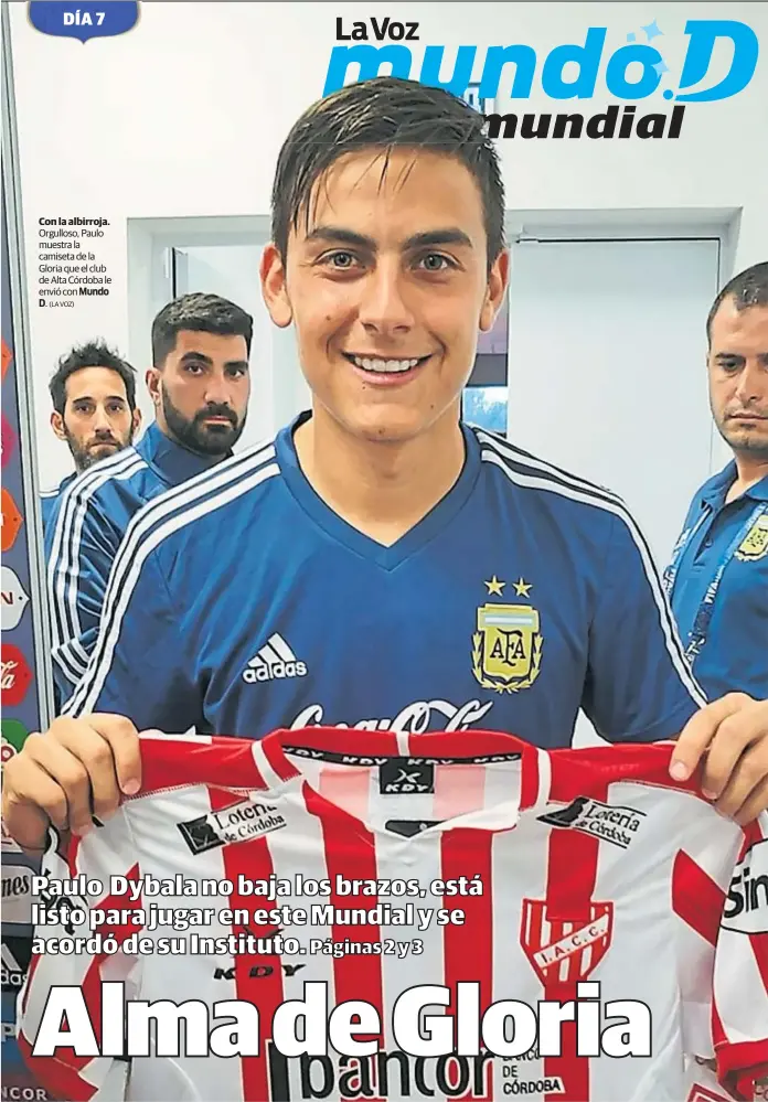  ?? Mundo D. (LA VOZ) ?? Con la albirroja. Orgulloso, Paulo muestra la camiseta de la Gloria que el club de Alta Córdoba le envió con