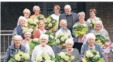  ?? JOOSTEN FOTO: ?? Die Jubilarinn­en der kfd St. Paulus Voerde mit Pfarrer Heinz-josef Möller.