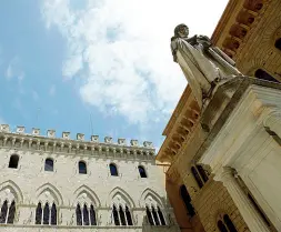  ?? ?? Simboli La statua di Sallustio Bandini davanti a Rocca Salimbeni (Lozzi/Sestini)