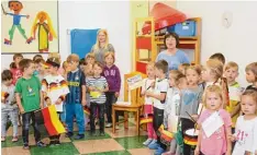  ?? Foto: Maria Schmid ?? Zuerst wurde gesungen – die Nationalhy­mne – dann wurde gespielt. Im Kindergart­en St. Anna herrschte WM Stimmung.