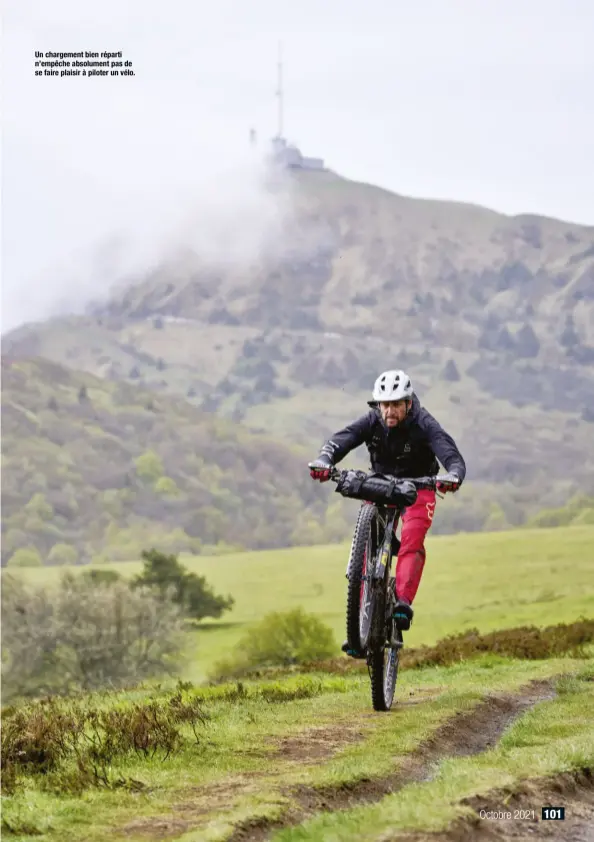  ??  ?? Un chargement bien réparti n’empêche absolument pas de se faire plaisir à piloter un vélo.