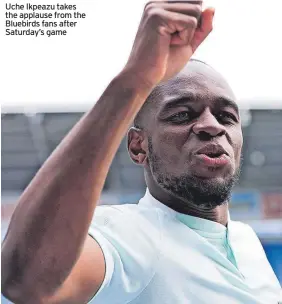  ?? ?? Uche Ikpeazu takes the applause from the Bluebirds fans after Saturday’s game