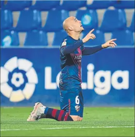  ?? FOTO: GETTY ?? Sandro celebra su valioso gol El Huesca dio un gran paso hacia la salvación