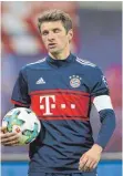  ?? FOTO: DPA ?? Bedient – Thomas Müller.