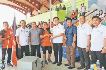  ??  ?? Clarence (fifth right) receives the Best Girl trophy from Ding.