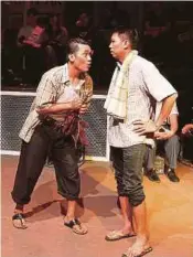  ??  ?? ANTARA babak dalam teater Yeop yang dipentaska­n
di Panggung Eksperimen Universiti
Malaya (UM).