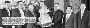  ??  ?? Boon Siew (third left) receives a hamper as a token of appreciati­on from organising chairman Ting Nik Kee (third right) while Ngiin Poh (centre) and other Sara executive members look on.