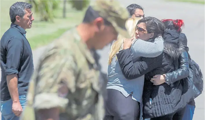  ?? AFP ?? Dolor. Un grupo de familiares se abraza ayer por la mañana en la base naval de Mar del Plata. “Ya no tenemos esperanzas”, dijo la esposa de uno de los tripulante­s.