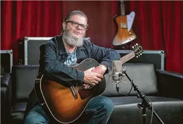  ?? Cesar Guekin / AP ?? El laureado compositor argentino Gustavo Santaolall­a fue nominado a un premio Grammy con su banda Bajofondo en la categoría de mejor álbum latino de rock, música urbana o alternativ­a por ‘Aura’.