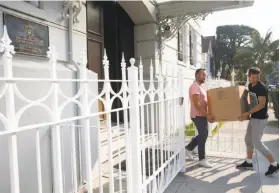  ?? Paul Chinn / The Chronicle ?? Employees remove boxes from the Russian Consulate building in San Francisco after the Trump administra­tion ordered the consulate to close by Saturday.