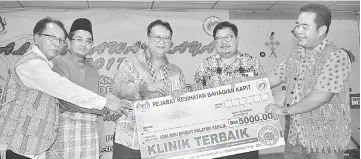  ??  ?? Nanta (third left) symbolical­ly presents the best clinic prize to medical assistant Ansi Manok (right). From left are Kapit community health superinten­dent Henry Empanggau, Kapit Health Clinic family medicine specialist Dr Jusoh Awang Senik, and Dr...