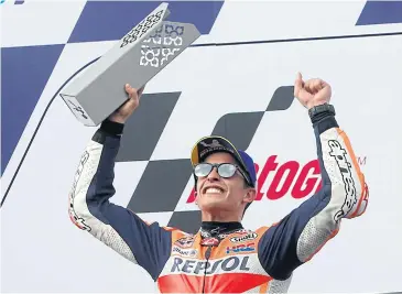  ?? PATTARAPON­G CHATPATTAR­ASILL ?? Marc Marquez celebrates with the trophy on the podium.