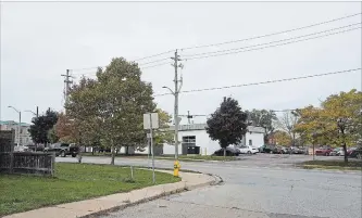  ?? JULIE JOCSAK
THE ST. CATHARINES STANDARD ?? The corner of Glendale and Pinecrest avenues in St. Catharines as viewed this week where the old school used to sit.