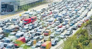  ?? Picture: TIM MERRY ?? Ferry frustratio­n…last week’s holiday chaos as cars queue at the Port of Dover