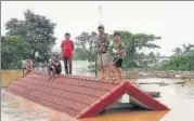  ?? AP ?? Villagers take refuge on a rooftop above flood waters from a collapsed dam in the Attapeu district of Laos.