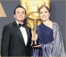  ?? Marcus Yam Los Angeles Times ?? FIROUZ NADERI and Anousheh Ansari display the Academy Award they accepted for Iranian director Asghar Farhadi.