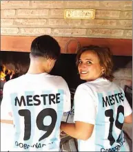  ?? CEDOC PERFIL ?? CAMISETAS. Las casacas con la leyenda “Mestre 19” como la que usó la intendenta Prunotto.