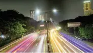  ?? RIANA SETIAWAN / JAWA POS ?? JAUH BERKURANG: Lampu-lampu kendaraan yang melewati jalan tol Surabaya-Gresik Sabtu malam (17/7).