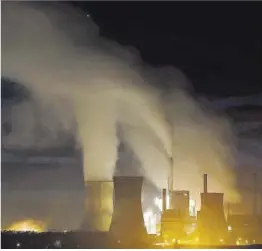  ?? Christian Hartmann / Reuters ?? Columnas de humo en la central eléctrica Emile Huchet en Carling, Francia.