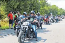  ??  ?? Etwa 250 Biker nehmen an der Ausfahrt teil.