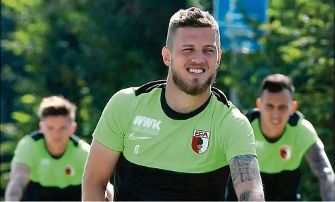  ?? Foto: Ulrich Wagner ?? Auf dem Weg zum Training ging Jeffrey Gouweleeuw schon einmal voran: Der Niederländ­er radelte vor seinen Mitspieler­n Mads Pedersen (links) und Iago auf den Platz. Gut möglich, dass er den FC Augsburg künftig bald auch als Kapitän anführt.