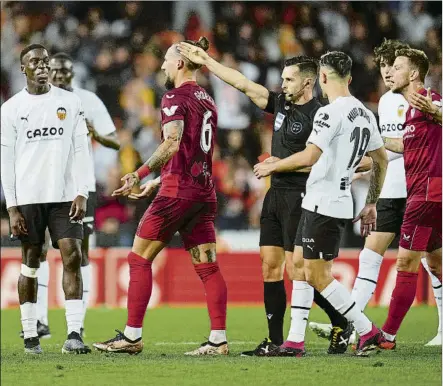  ?? FOTO: GETTY ?? Del Cerro Grande centró toda la polémica en la derrota del Valencia en Mestalla contra el Sevilla