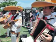  ??  ?? El año pasado, como se ve en la foto, grupos de mariachis llegaron a cantar a la tumba de Diomedes.