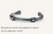  ??  ?? Bracelet en axier inoxydable et argent de la collection “Anvil”.