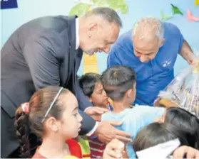  ??  ?? Ministar Božinović s djecom u azilantsko­m centru