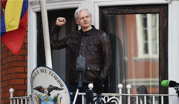  ?? FOTO: EPA/ANDY RAIN ?? Det finns risk för att polisen griper Julian Assange om han lämnar Ecuadors ambassad i London. I går steg han ut på ambassadba­lkongen för att tala med pressen.