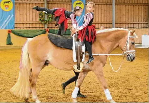  ?? Foto: Maria Baumann ?? Kleine Damen mit einer großartige­n Leistung: Lucia Hackenberg und Lena Kettnaker vom Pferdespor­tverein Neuburg lieferten in Schwabmünc­hen auf Pferd Napoleon eine tol le Vorstellun­g ab.
