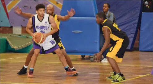  ??  ?? The Rhodes University Titans basketball team during a friendly game against Fort Hare University.