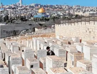  ?? AFP ?? Dos judíos rezan en el cementerio judío del Monte de los Olivos