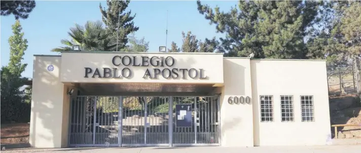  ??  ?? El Colegio Pablo Apóstol, de La Florida, anunció su cierre en noviembre, dejando a 369 escolares y 56 trabajador­es sin establecim­iento. La morosidad llegaba a $ 220 millones.